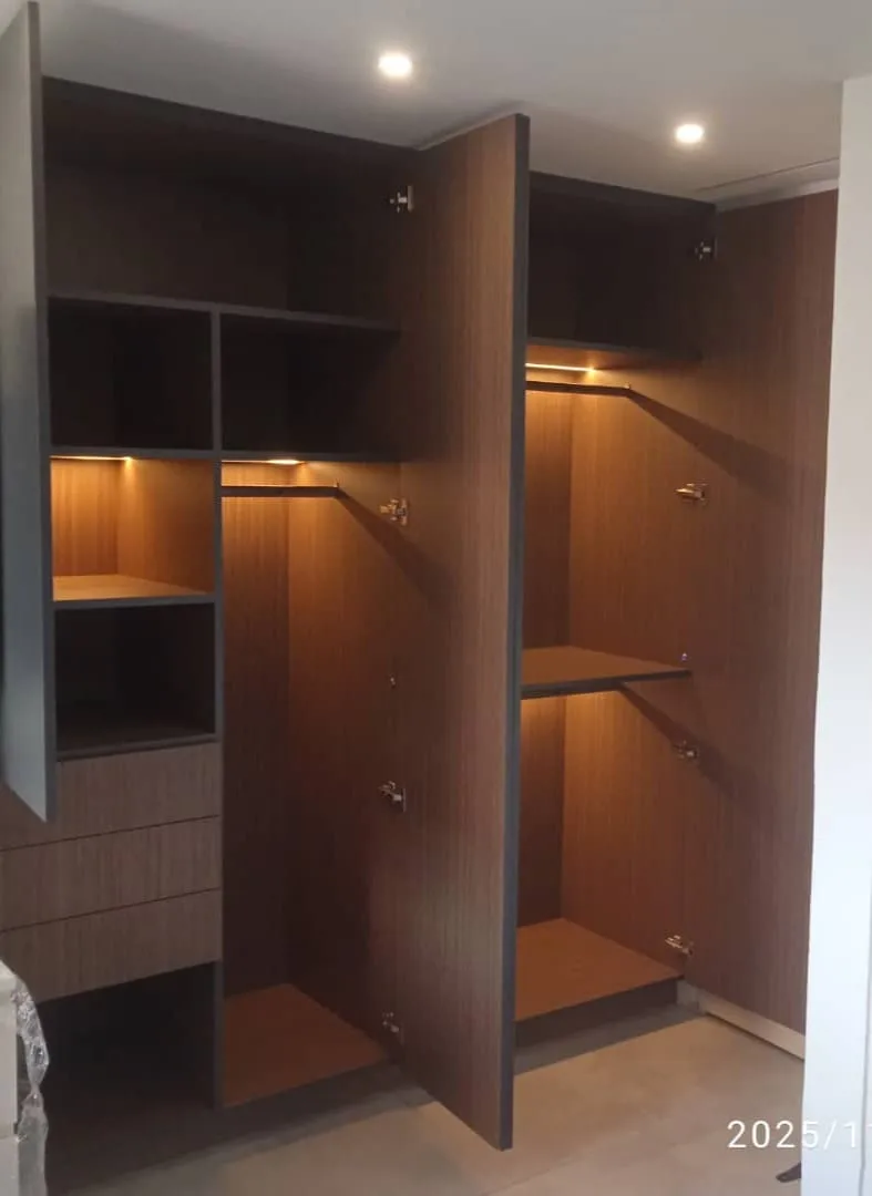 Dormitorio con wall panel